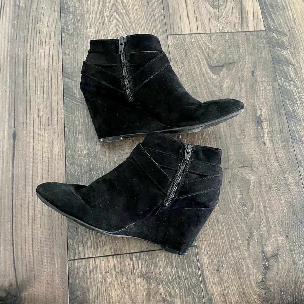 Mossimo Black Booties with Gold Accents and Zipper - Picture 2 of 5